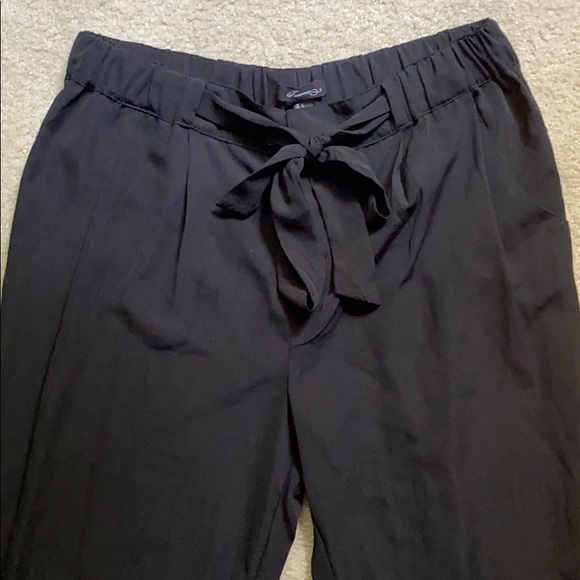 FOREVER 21 Ladies black ankle tie-waist pants - Picture 2 of 3